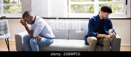 Homosexuell Paar Beziehung Konflikt Und Scheidung. Unglücklich Und Traurig Stockfoto