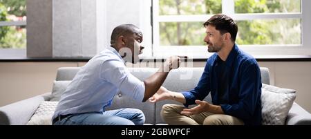 Gay Paar Kämpfen Sich Gegenseitig. Frustrierte Männer Streiten Sich Stockfoto