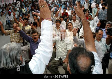 Streikende Bankangestellte erheben am Donnerstag, dem 29. september 2005, in Neu-Delhi, Indien, Slogans, um gegen die Privatisierung und Fusion der indischen Regierung zu protestieren Stockfoto