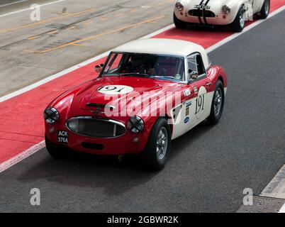 Der Austin Healey 3000 MkII von Mark Holme, in der Boxengasse vor dem Start der International Trophy for Classic Pre-66 GT Cars Stockfoto