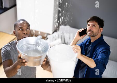 Klempner Für Undichtes Dach Erforderlich. Hausreparatur Stockfoto