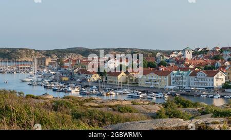 Marstrand Insel Panoramalandschaft mit Hafen und Booten im Kanal Stockfoto