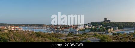 Marstrand Insel Panoramalandschaft mit Hafen und Booten im Kanal Stockfoto