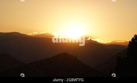 Sonnenuntergang mit dramatischen Wolken über Mount Whitney auf dem Pacific Crest Trail von Crabtree Meadows entlang der PCT California Sektion G von Walker Pa Stockfoto