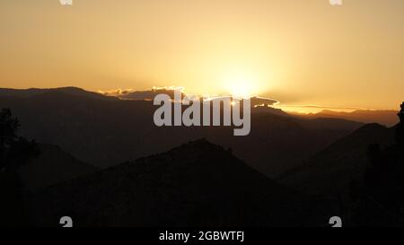 Sonnenuntergang mit dramatischen Wolken über Mount Whitney auf dem Pacific Crest Trail von Crabtree Meadows entlang der PCT California Sektion G von Walker Pa Stockfoto