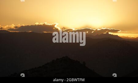 Sonnenuntergang mit dramatischen Wolken über Mount Whitney auf dem Pacific Crest Trail von Crabtree Meadows entlang der PCT California Sektion G von Walker Pa Stockfoto