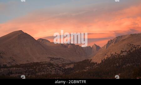 Sonnenuntergang mit dramatischen Wolken über Mount Whitney auf dem Pacific Crest Trail von Crabtree Meadows entlang der PCT California Sektion G von Walker Pa Stockfoto