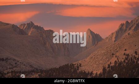 Sonnenuntergang mit dramatischen Wolken über Mount Whitney auf dem Pacific Crest Trail von Crabtree Meadows entlang der PCT California Sektion G von Walker Pa Stockfoto