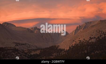 Sonnenuntergang mit dramatischen Wolken über Mount Whitney auf dem Pacific Crest Trail von Crabtree Meadows entlang der PCT California Sektion G von Walker Pa Stockfoto