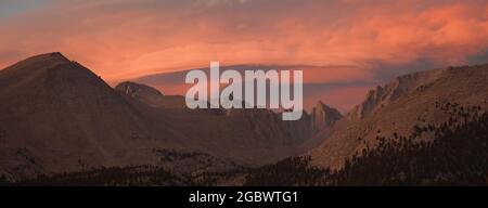 Sonnenuntergang mit dramatischen Wolken über Mount Whitney auf dem Pacific Crest Trail von Crabtree Meadows entlang der PCT California Sektion G von Walker Pa Stockfoto