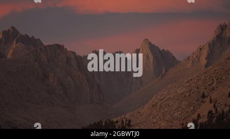 Sonnenuntergang mit dramatischen Wolken über Mount Whitney auf dem Pacific Crest Trail von Crabtree Meadows entlang der PCT California Sektion G von Walker Pa Stockfoto