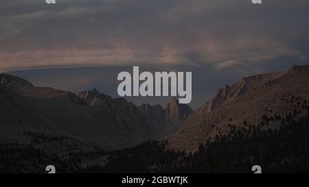 Sonnenuntergang mit dramatischen Wolken über Mount Whitney auf dem Pacific Crest Trail von Crabtree Meadows entlang der PCT California Sektion G von Walker Pa Stockfoto