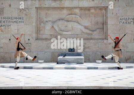 Griechische Wachen oder Evzones - Präsidentengarde vor dem hellenischen Parlament, das das Grab des unbekannten Soldaten bewacht - Athen, Griechenland. Stockfoto