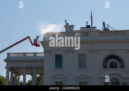 Washington, Vereinigte Staaten. August 2021. Workers Power Spray spült die Fassade des Weißen Hauses in Washington, DC, Donnerstag, 5. August 2021. Kredit: Rod Lampey/CNP/dpa/Alamy Live Nachrichten Stockfoto