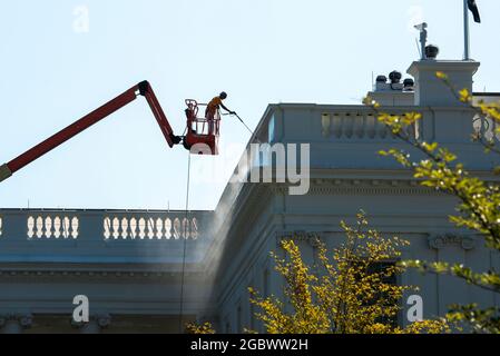 Washington, Vereinigte Staaten. August 2021. Workers Power Spray spült die Fassade des Weißen Hauses in Washington, DC, Donnerstag, 5. August 2021. Kredit: Rod Lampey/CNP/dpa/Alamy Live Nachrichten Stockfoto