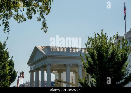 Washington, Vereinigte Staaten. August 2021. Workers Power Spray spült die Fassade des Weißen Hauses in Washington, DC, Donnerstag, 5. August 2021. Kredit: Rod Lampey/CNP/dpa/Alamy Live Nachrichten Stockfoto