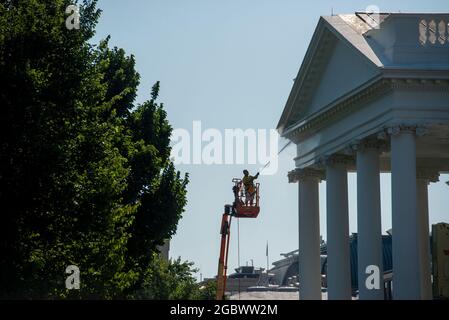 Washington, Vereinigte Staaten. August 2021. Workers Power Spray spült die Fassade des Weißen Hauses in Washington, DC, Donnerstag, 5. August 2021. Kredit: Rod Lampey/CNP/dpa/Alamy Live Nachrichten Stockfoto