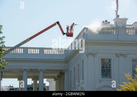 Washington, Vereinigte Staaten. August 2021. Workers Power Spray spült die Fassade des Weißen Hauses in Washington, DC, Donnerstag, 5. August 2021. Kredit: Rod Lampey/CNP/dpa/Alamy Live Nachrichten Stockfoto