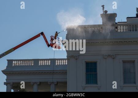 Washington, Vereinigte Staaten. August 2021. Workers Power Spray spült die Fassade des Weißen Hauses in Washington, DC, Donnerstag, 5. August 2021. Kredit: Rod Lampey/CNP/dpa/Alamy Live Nachrichten Stockfoto