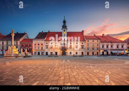 Maribor, Slowenien. Stadtbild von Maribor, Slowenien mit dem Hauptplatz und dem Rathaus bei Sommersonnenaufgang. Stockfoto