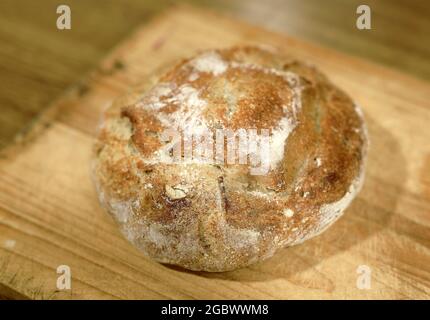 Hausgemachtes Sauerteig-Brot in einem herkömmlichen Ofen. Tagesaufnahme mit natürlichem Licht und selektivem Fokus. Stockfoto