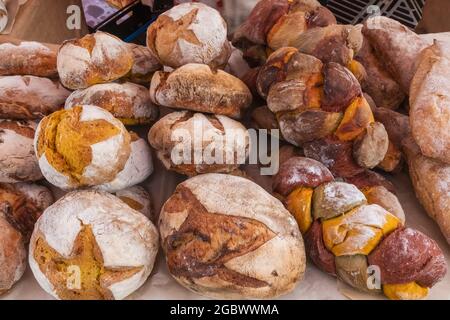 England, Hampshire, Petersfield, Wochenmarkt für Bauern, Ausstellung von Artisan Broten Stockfoto