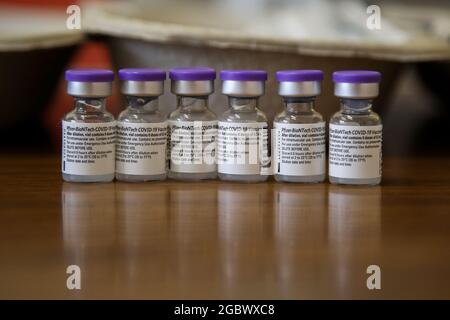 London, Großbritannien. August 2021. Fläschchen mit Pfizer Covid-19-Impfstoff wurden in einem Impfzentrum in London gesehen. Kredit: SOPA Images Limited/Alamy Live Nachrichten Stockfoto