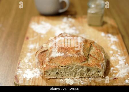 Hausgemachtes Sauerteig-Brot in einem herkömmlichen Ofen. Tagesaufnahme mit natürlichem Licht und selektivem Fokus. Stockfoto
