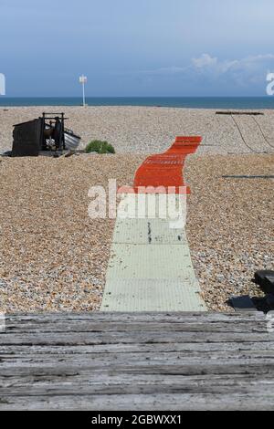 Orangefarbener Pfad am Strand Stockfoto