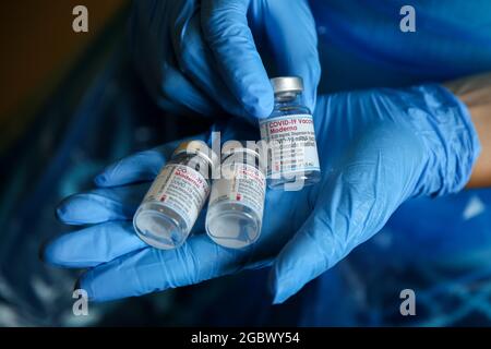 London, Großbritannien. August 2021. Ein NHS-Impfer hält in einem Impfzentrum in London Fläschchen mit dem Impfstoff Moderna Covid-19. (Foto: Dinendra Haria/SOPA Images/Sipa USA) Quelle: SIPA USA/Alamy Live News Stockfoto