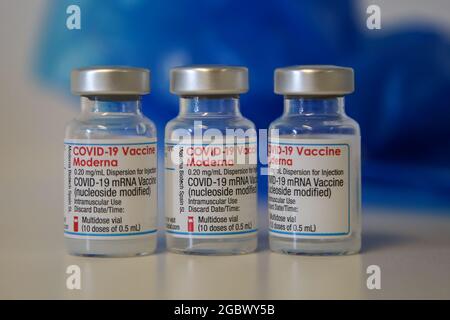 London, Großbritannien. August 2021. Fläschchen mit dem Impfstoff Moderna Covid-19, gesehen in einem Impfzentrum in London. (Foto: Dinendra Haria/SOPA Images/Sipa USA) Quelle: SIPA USA/Alamy Live News Stockfoto