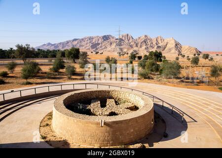 Mleiha Bronzezeit Umm an Nar Tomb im Mleiha Archaeological Center, mit Al Faya Mountains im Hintergrund, Sharjah, Vereinigte Arabische Emirate. Stockfoto