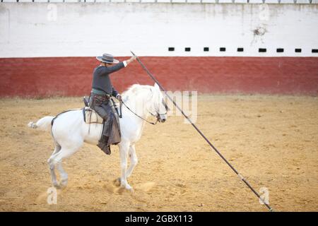 Garrocha Reiten in Spanien in der Nähe von Sevilla auf einem Bauernhof Stockfoto