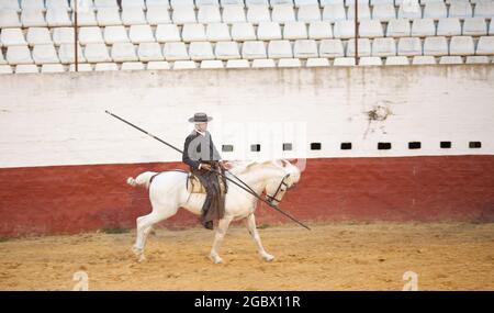 Garrocha Reiten in Spanien in der Nähe von Sevilla auf einem Bauernhof Stockfoto