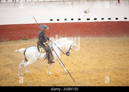 Garrocha Reiten in Spanien in der Nähe von Sevilla auf einem Bauernhof Stockfoto