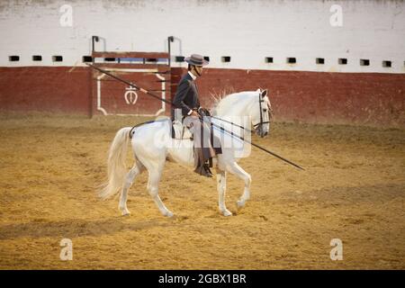 Garrocha Reiten in Spanien in der Nähe von Sevilla auf einem Bauernhof Stockfoto