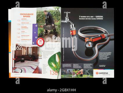 Das Innere der russischen Zeitschrift 'Ljubimaja Dacha', Mai 2011. Stockfoto