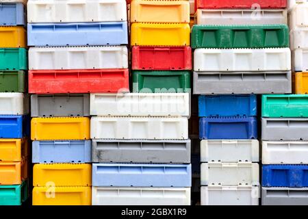 Bunte Kunststoffkisten für den Transport und die Lagerung von frischem Fisch Stockfoto