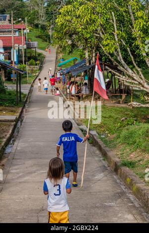 PANTOJA, PERU - 10. JULI 2015: Kinder in einem kleinen Dorf Pantoja, Peru Stockfoto