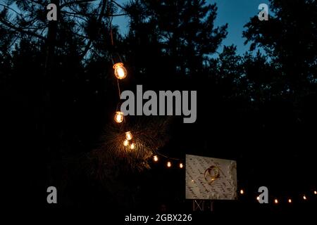 Wunderschöne gelbe Glühbirnen auf der Straße Stockfoto