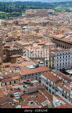 Rote Dächer von Florenz, Italien an einem Sommertag mit dem Palazzo Pitti im Hintergrund. Blick vom Glockenturm auf die Kathedrale von Florenz. Stockfoto