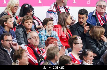 München, Deutschland. August 2021. ARCHIVFOTO : Ex Fussballprofi, DFB Kapitän Michael BALLACK, mit neuer Freundin, auf der Ehrentribuene, Ehrengäste, Prominenz, Promi, VIP, Kleidung, Jeans und Kinder Kinder Louis, Jordi, Emilio FC BAYERN München - FSV MAINZ 05 (2-0) Fußball 1. Bundesliga, München, am 23.05.2015, 34.Spieltag, Saison 2014/2015, 1.Liga, 1.Bundesliga, FCB, Deutscher Meister Credit: Peter Schatz/Alamy Live News Stockfoto