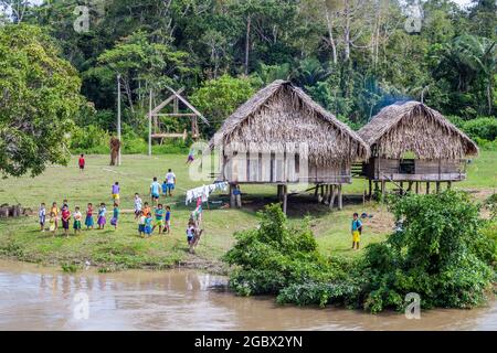 SANTA MARIA DE ANGOTEROS, PERU - 15. JULI 2015: Blick auf ein Dorf Santa Maria de Angoteros an einem Fluss Napo. Stockfoto