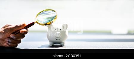 African Hand And Piggy Bank. Geld Kaution Stockfoto