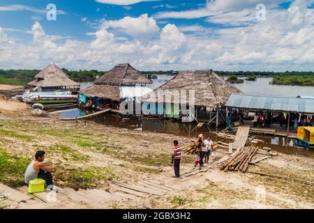 PADRE COCHA, PERU - 19. JUNI 2015: Blick auf den Flusshafen im Dorf Padre Cocha bei Iquitos, Peru Stockfoto
