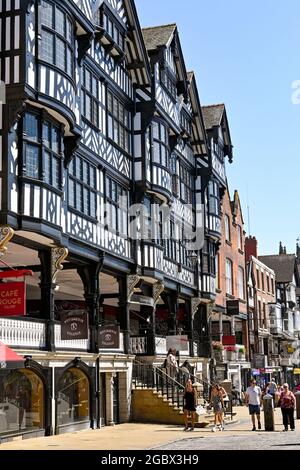 Chester, England - Juli 2021: Menschen, die am Grosvenor Shopping Centre der Stadt vorbeilaufen Stockfoto