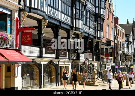 Chester, England - Juli 2021: Menschen, die an den Stufen vorbei zum Eingang des Grosvenor Shopping Centers der Stadt gehen Stockfoto