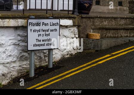 harlech, wales – 5 2020. oktober: Schild für Ffordd Pen Llech, die jetzt zweitsteilste Straße der Welt. Barmouth, Gwynedd, North Wales, Großbritannien, Stockfoto