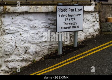 harlech, wales – 5 2020. oktober: Schild für Ffordd Pen Llech, die jetzt zweitsteilste Straße der Welt. Barmouth, Gwynedd, North Wales, Großbritannien, Landschaft Stockfoto