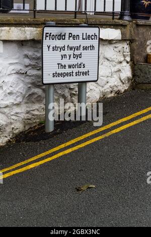 harlech, wales – 5 2020. oktober: Schild für Ffordd Pen Llech, die jetzt zweitsteilste Straße der Welt. Barmouth, Gwynedd, North Wales, Großbritannien, Porträt Stockfoto